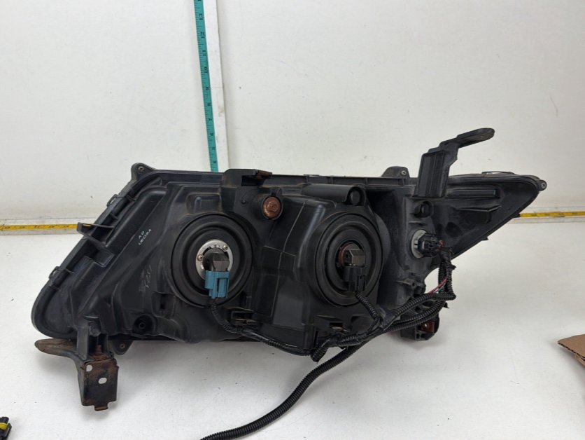 2011-2013 Honda Odyssey Front Right Passenger Headlight OEM