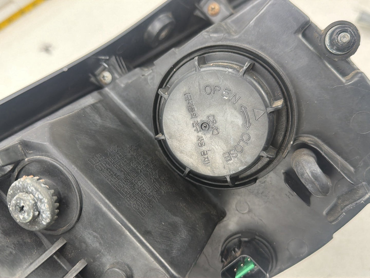 2007-2012 Hyundai Santa Fe Front Left Driver Side Headlamp Headlight OEM