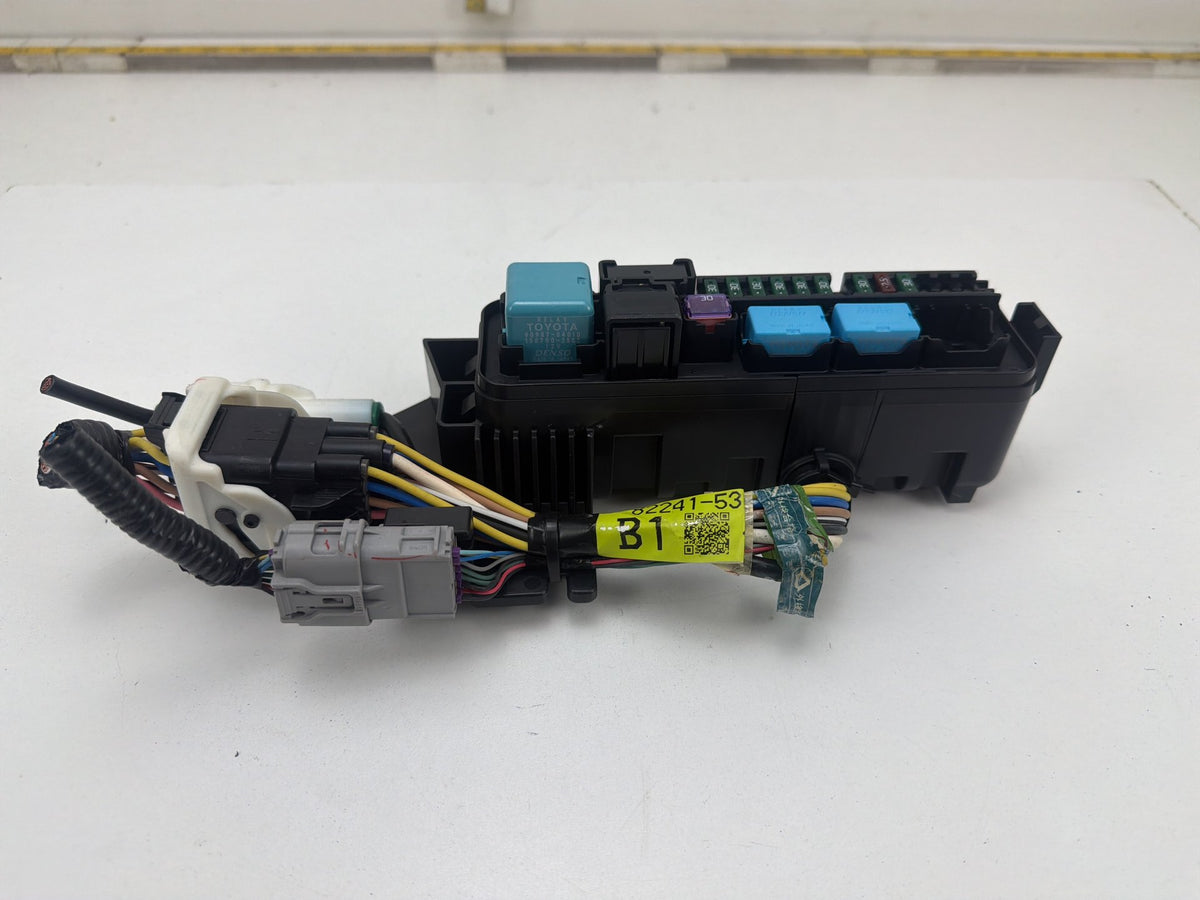 2010-2015 Lexus IS250C Convertible Rear Relay Fuse Box 82241-53010 OEM
