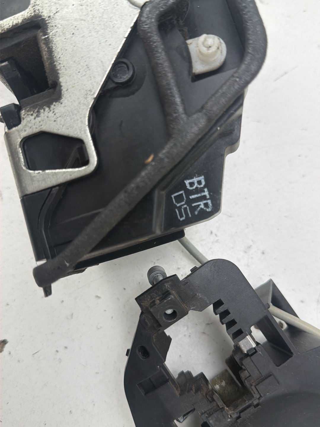 2006-2011 BMW 328i Right Front Door Lock Actuator & Handle Bracket 7202146 OEM