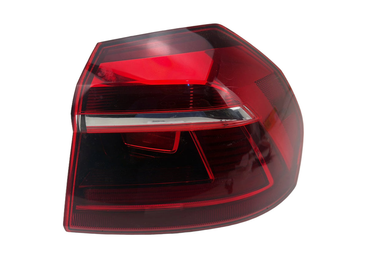 2016-2019 Volkswagen Passat Sedan Right Passenger Side Tail Light 561945096P OEM