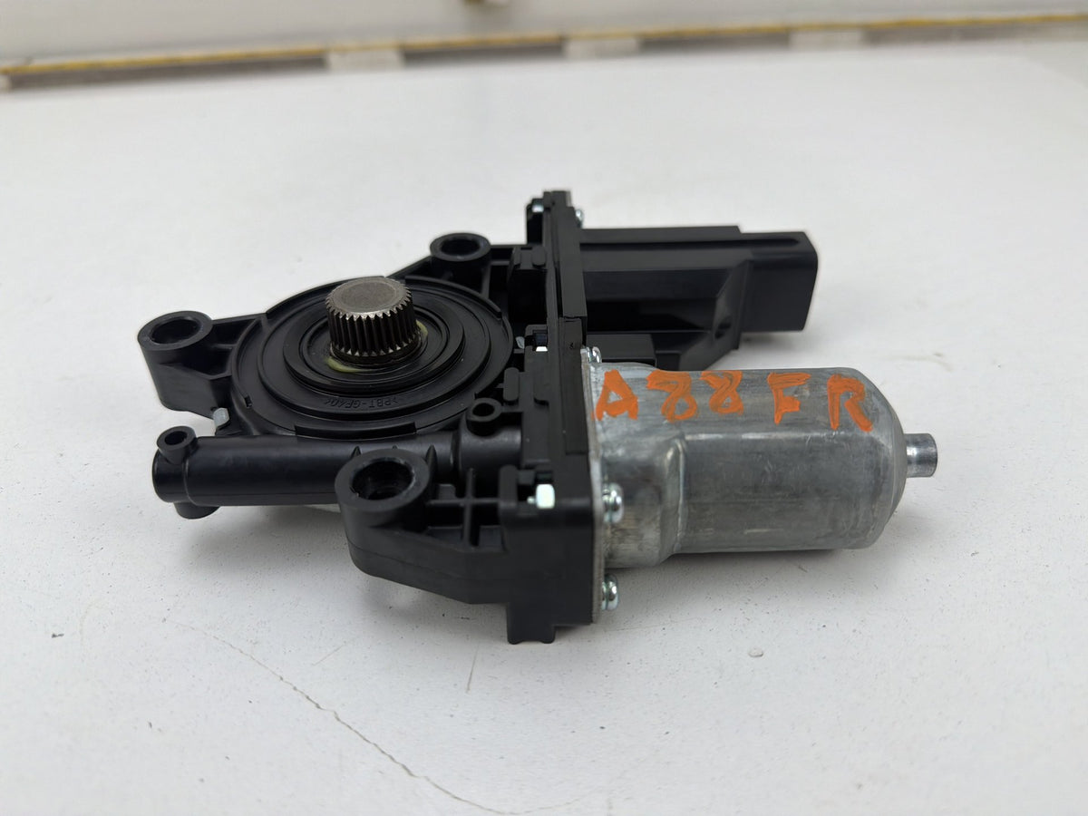 2014-2016 Kia Cadenza Right Front Door Window Motor 82460-3R020 OEM
