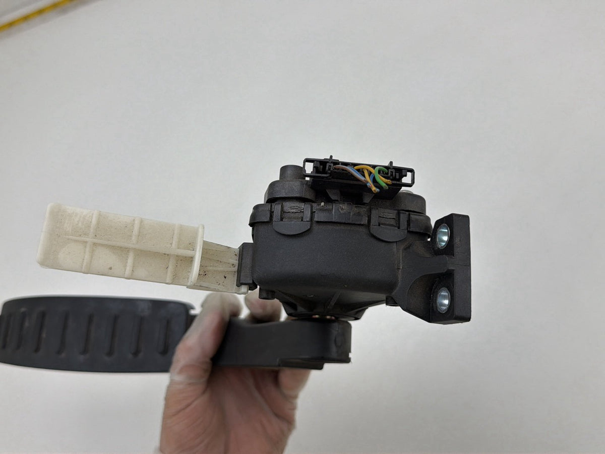 2003-2006 Porsche Cayenne Gas Throttle Accelerator Pedal 7LO723507 OEM