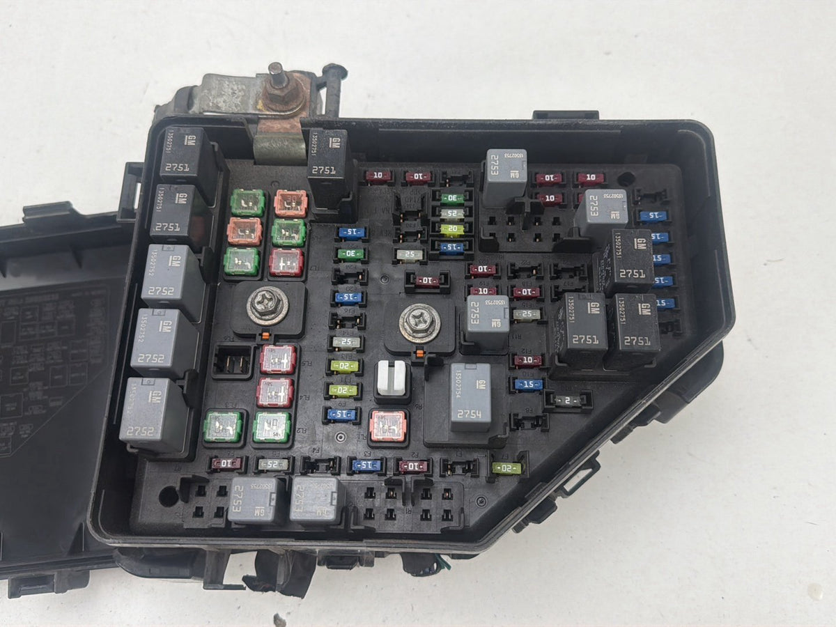 2010-2011 Chevrolet Traverse Fuse Box Relay Module 15927722 OEM