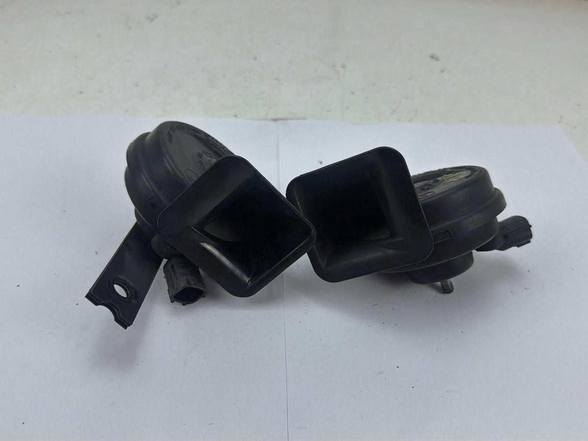 2015-2018 Kia Sedona Dual Electric Shell Horns Warning Note Set 96610-A9000 OEM