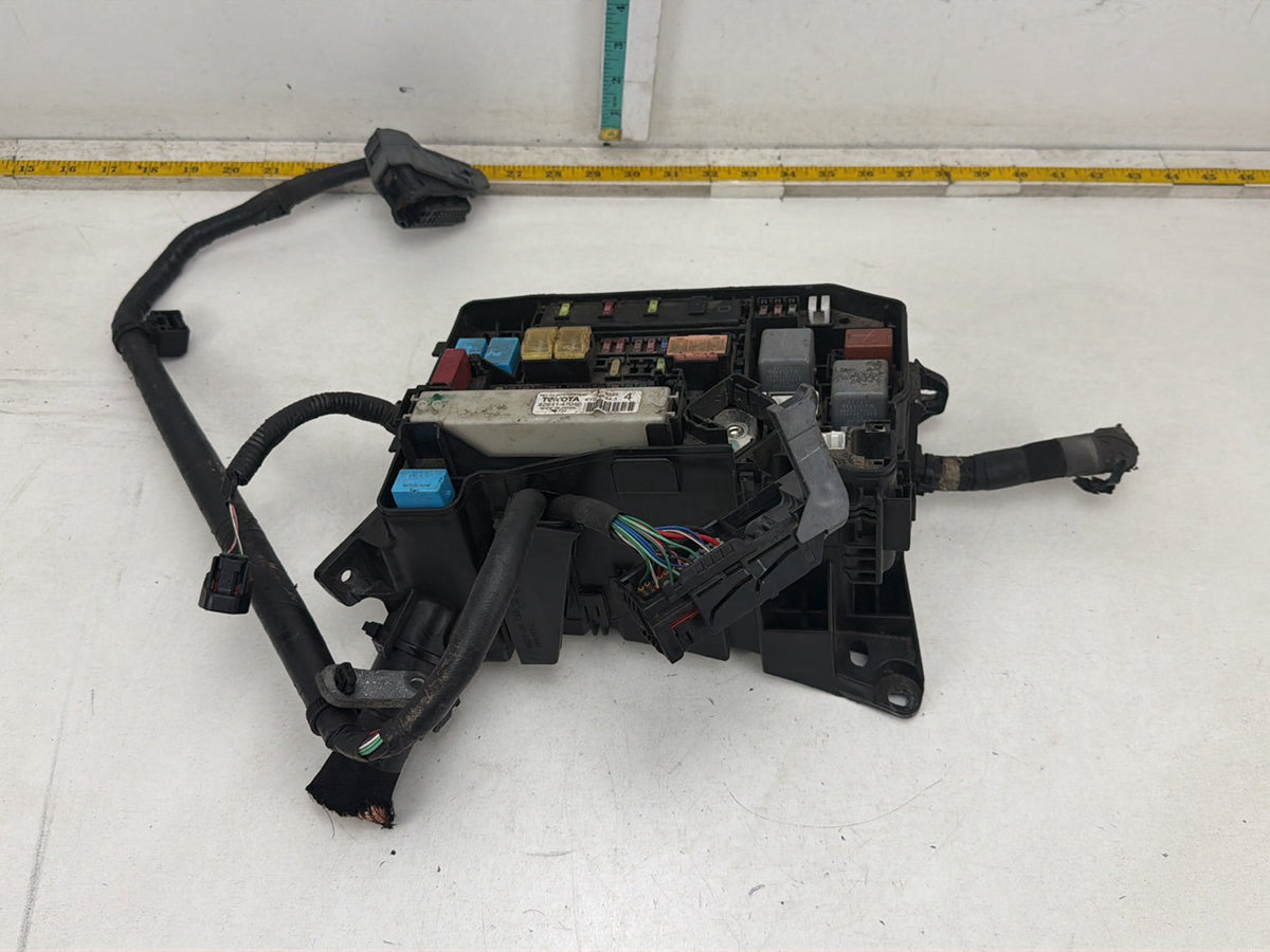 2010-2011 Toyota Prius 1.8L Engine Fuse Relay Box Block Assembly 82641-47040 OEM