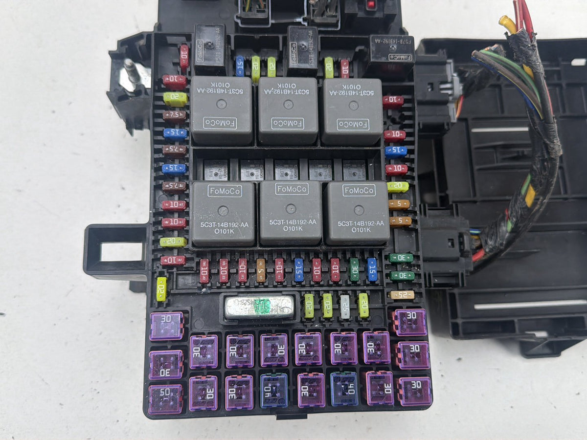 2003-2006 Lincoln Navigator U228 - Fuse Box 3L1T-114A067-AA OEM