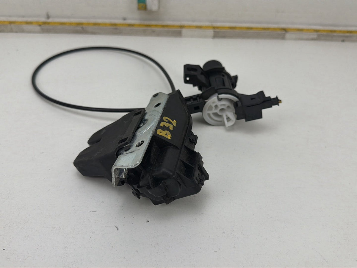 2010-2014 Mercedes-Benz E-Class-Rear Release Lock Latch Handle A2047500195 OEM