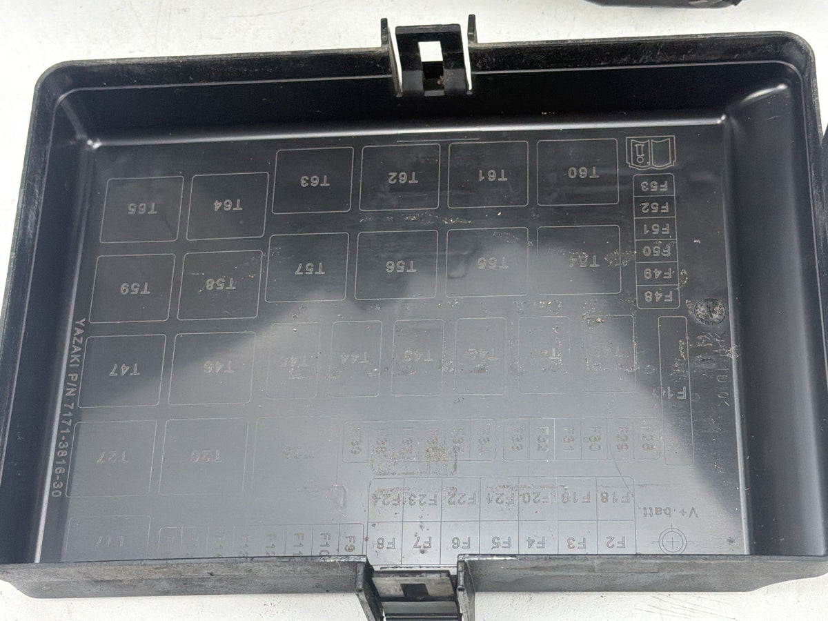 2014-2020 Maserati Ghibli III M157 Engine Bay Fuse Relay Box 670008649 OEM