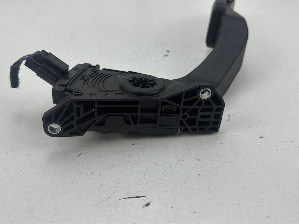 2014-2017 Maserati Ghibli Accelerator Gas Throttle Pedal Assembly 04861714AF OEM