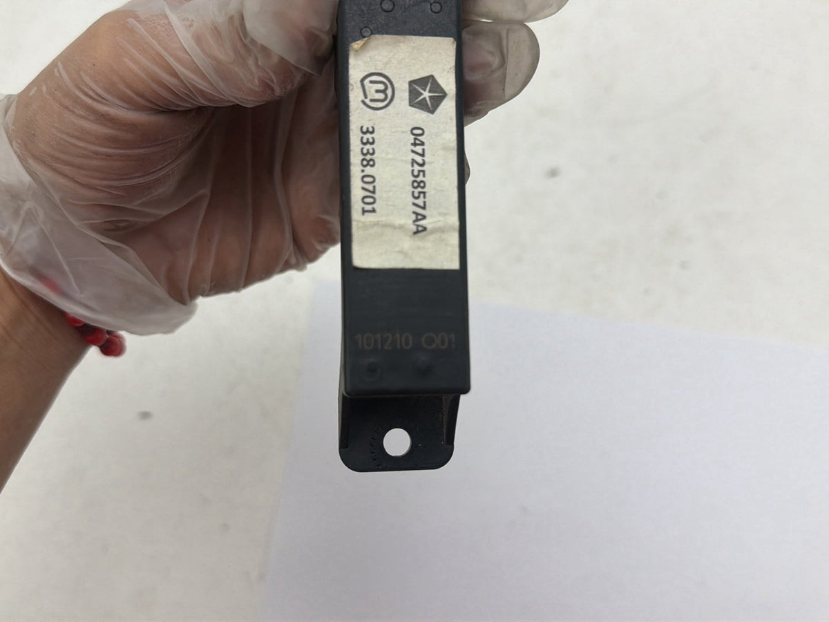 2011-2013 Dodge Durango Front Right Keyless Entry Antenna Module 04725857AA OEM